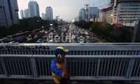 Lalu lintas di Jl Gatot Subroto merayap.