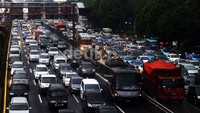 Ribuan kendaraan terjebak kemacetan di Jl Gatot Subroto.