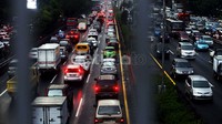 Antrean kendaraan yang melintas di Jl Gatot Subroto.