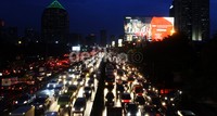 Kemacetan panjang tersebut selalu terjadi bila turun hujan lebat dan lama.