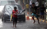 Sejumlah bocah berlarian untuk menawarkan ojek payung di kawasan Kuningan, Jakarta Selatan.