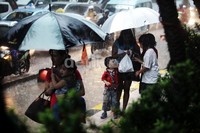 Para pengojek payuk menyerbu tempat keramaian seperti pusat perbelanjaan.