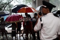 Mereka dengan sabar menunggu para penyewa.