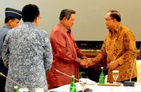 Hadir dalam pertemuan ini Ketua MPR Sidharto Danusubroto, Ketua DPR Marzuki Ali, Ketua DPD Irman Gusman, Ketua BPK Hadi Poernomo, Ketua MA Hatta Ali, Ketua KY Suparman Marzuki, dan Ketua KPU Husni Kamil Manik. Menteri yang hadir, antara lain, Menko Polhukam Djoko Suyanto, Menko Kesra Agung Laksono, Mendagri Gamawan Fauzi, dan Mensesneg Sudi Silalahi. Rusman/Setpres.
