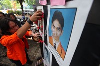 Mereka melakukan aksi tabur bunga di kampus Universitas Atma Jaya.