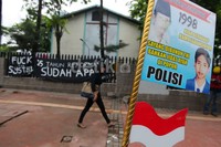 Para aktivis menuntut pengusutan secara tuntas tragedi yang menewaskan sejumlah mahasiswa saat berdemontrasi menggulingkan pemerintahan Orde Baru pada 11-13 November 1998 tersebut.