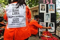 Mereka juga memasang 5 foto korban peristiwa Semanggi I.