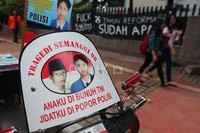 Tulisan Tragedi Semanggi 98 anakku dibunuh TNI jidatku dipopor Polri
