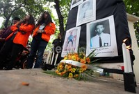 Mereka juga menyalakan lili di lokasi tabur bunga.
