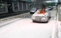 Api berkobar di bagian depan mobil. Lamhot Aritonang/detikFoto.
