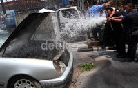 Karena api sulit dipadamkan, akhirnya warga memadamkan api dengan air hidran yang berada di sekitar lokasi. Lamhot Aritonang/detikFoto.