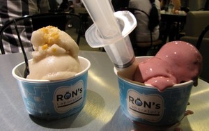 Rons Laboratory: Lembutnya Red Velvet Gelato dengan Alat Suntik Isi Cream Cheese