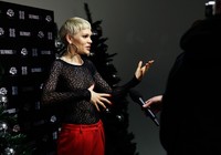 Saat sesi wawancara, pelantun 'Price Tag' itu terlihat percaya diri lewat penampilannya. Matthew Lloyd/Getty Images.     