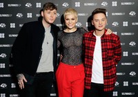 Di acara tersebut, Jessie sempat berfoto bersama penyanyi pop rock James Arthur dan penyanyi pop R&B Conor Maynard. Matthew Lloyd/Getty Images.     