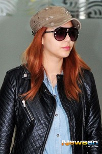 Ailee tampak mengenakan kemeja denim, kemeja kulit hitam, topi, dan kacamata hitam. (Newsen/Im Sei Yung)