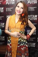 Ayu Ting Ting Tetap Tersenyum