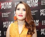 Ayu Ting Ting Tetap Tersenyum