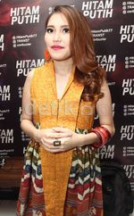 Ayu Ting Ting Tetap Tersenyum