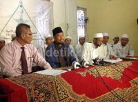 Selain berencana untuk membawa masalah ini ke jalur hukum, Ketua FPI DPW Kota Depok, Jawa Barat, Habib Idrus juga meminta Jonas menyampaikan maafnya kepada seluruh umat Islam.