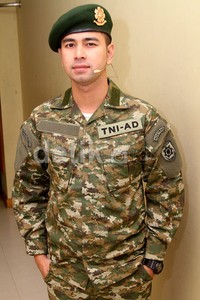 Raffi bergaya dengan seragam tentara. Gus Mun/detikHOT.