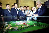Menko Perekonomian Hatta Rajasa bersama Menteri PU Djoko Kirmanto meninjau maket salah satu peserta pameran konstruksi.