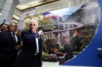 Bersama Djoko Kirmanto, Hatta menyambangi booth Kementerian Pekerja Umum dan melihat foto jembatan Kelok Sembilan, Sumatera Barat.