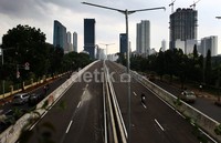 Proyek Jalan Layang Non Tol Tanah Abang-Kampung Melayu yang melewati Jalan Casablanca (Prof. Dr. Satrio) ini pernah mangkrak, karena ada kekurangan pembayaran oleh Pemprov DKI ke kontraktor.