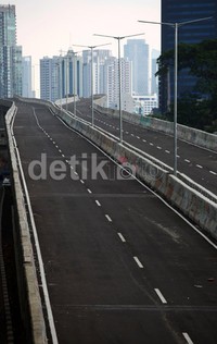 Panjang jalan layang tersebut membentang dari jalan KH Mas Mansyur Tanah Abang hingga ke Kampung Melayu sepanjang 2,3 km.