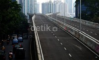 Seperti diketahui pada era Gubernur DKI Jakarta, Fauzi Bowo, awalnya jalan non tol tersebut dijadwalkan selesai Juni 2012. Namun target tak tercapai, sampai diubah hingga akhir 2012, walaupun sudah diubah tetap saja tak mencapai target hingga kini.