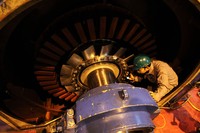     Petugas melakukan pengecekan di PLTP Gunung Salak. Humas PLN/Agus Trimukti.