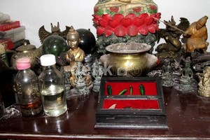 Dikasih Jimat, Jampi-jampi sampai Mandi Air Kembang