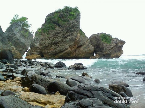 Pidakan Pantai Perawan Di Timur Pacitan