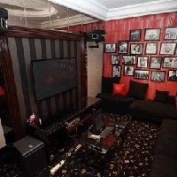 Gaya Retro Modern Ruang Home-Theatre Nikita Willy