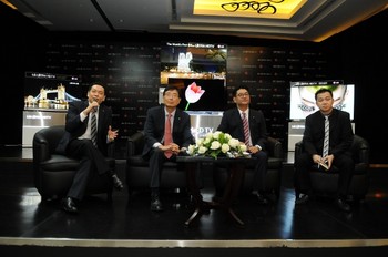 Beberapa bulan kemudian LG resmi menjadi produsen pertama di Indonesia yang menjual TV tersebut.