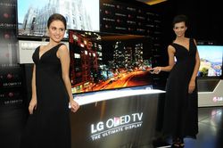 TV Melengkung LG Seharga Mobil