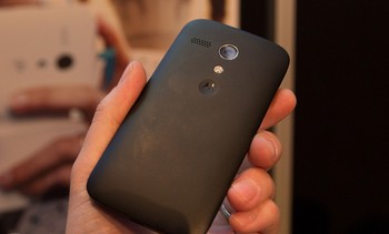 Memiliki memori internal 8/16GB tanpa slot microSD namun ditebus dengan penyimpanan gratis 50GB di Google Drive, Bluetooth 4.0, layar berlapis Gorilla Glass dan baterai 2.070 mAh yang diklaim awet. (kredit foto: pocket link)