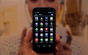 Handset ini sudah dibekali dengan prosesor quad core 1,2 GHz Snapdragon 400, RAM 1GB dan layar HD resolusi 1280 x 720 pixel dengan kepadatan pixel 329ppi. (kredit foto: pocket link)