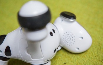 Terdapat juga speaker di bawah dagunya. (kredit foto: Mashable)