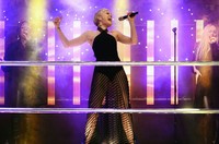 Ia sukses mengajak para penonton untuk menyanyi bersama lewat single hitsnya 'Price Tag'. REUTERS/Andrew Winning.