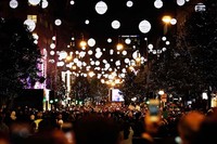 Lampu LED menggantung menghiasai jalan tersebut. Ian Gavan/Getty Images.