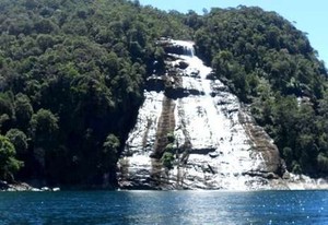 2 Air Terjun Ajaib di Indonesia, Jatuh Langsung ke Laut