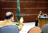 Luthfi Hasan mendengarkan keterangan Yunus Husein. Lamhot Aritonang/detikFoto.