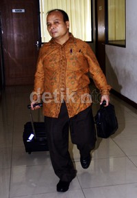 Yunus Husein memasuki ruang sidang untuk memberikan kesaksian. Lamhot Aritonang/detikFoto.