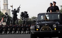 Kapolri Jenderal Polisi Sutarman memeriksa pasukan saat upacara peringatan HUT Ke-68 Korps Brimob di Markas Komando Brimob, Kelapa Dua, Depok, Kamis (14/11/2013).