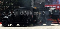 Ditampilkan juga atraksi teatrikal, penanggulangan teror dan terjun payung.