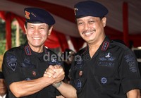 Kapolri Sutarman dan Wakapolri Komjen Pol Oegroseno melakukan salam komando.