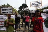 Massa membawa berbagai poster yang mengecam KPUD Kabupaten Dairi.