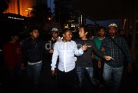 Beberapa polisi berpakaian preman mengamankan anak buah Daud Sangadji.