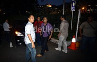 Beberapa polisi berpakaian preman membawa senjata laras panjang saat melakukan penangkapan tersebut.