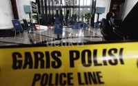 Garis polisi dipasang di ruangan yang dirusak massa.